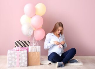 pregnant-woman-gifts-for-baby-and-mom-balloons-shower-1068x713